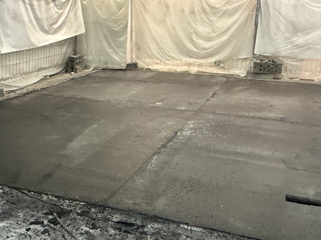 Нанесение Linolit Microterrazzo на подготовленное основание